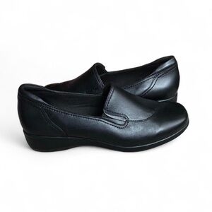 Clarks Women’s Classic Black Loafers Size 8W EUC